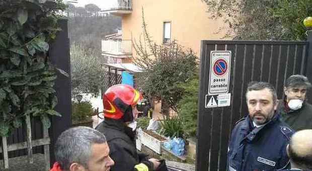 Capranica, a fuoco seminterrato Palazzo evacuato, pompiere ferito