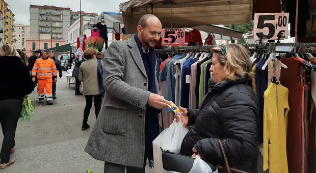 Elezioni suppletive a Napoli, Napolitano al mercatino di San Giovanni: «Periferie abbandonate»