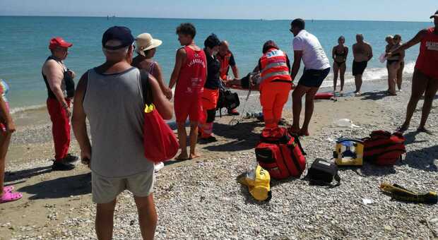 Anziano turista rischia di annegare, mobilitazione in spiaggia a Porto Sant'Elpidio: salvato in extremis