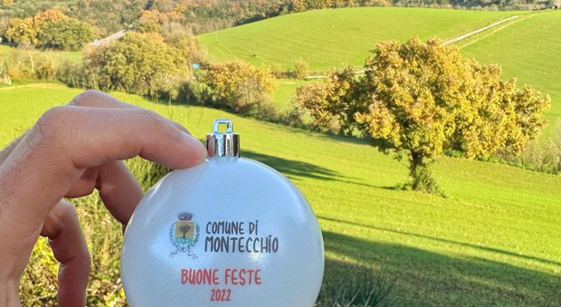 Montecchio, personalizza il Natale. I doni per i bambini hanno lo skyline del paese. Gori:«Simbolo della comunità»