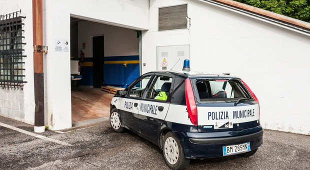 Un'auto della polizia locale di Auronzo danneggiata dai tifosi una decina di anni fa