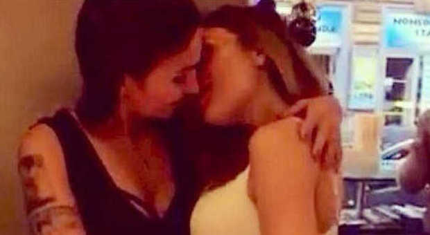 Siria, l'ex del Grande Fratello e il bacio hot a Naike Rivelli: «Innamorate? Le piace molto scherzare»