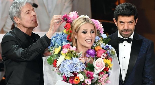 immagine Sanremo 2018, Michelle Hunziker vestita da mazzo di fiori: Baglioni la annaffia