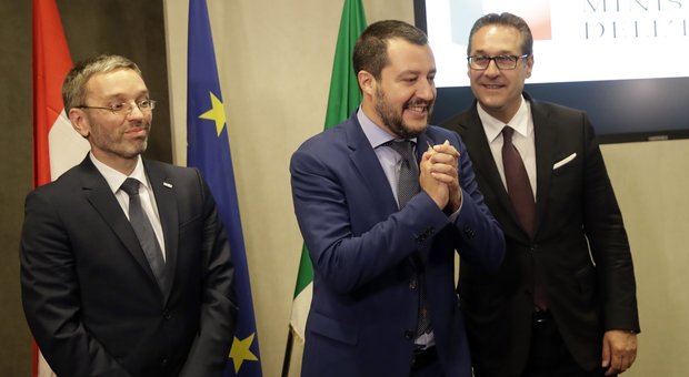 Conte a Tusk: «Impensabile che l'Italia si faccia carico di tutti i migranti»