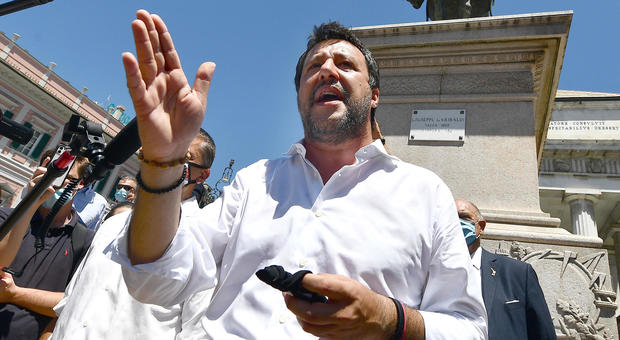 Salvini: «Il Covid in Italia è sotto controllo, il pericolo è nei barconi dei migranti»