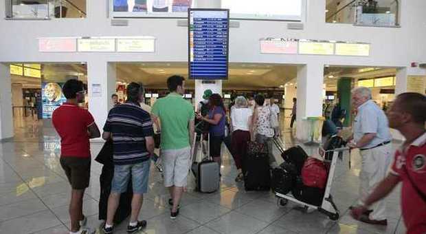Caos a Capodichino, ritardi nella consegna dei bagagli: proteste dei viaggiatori