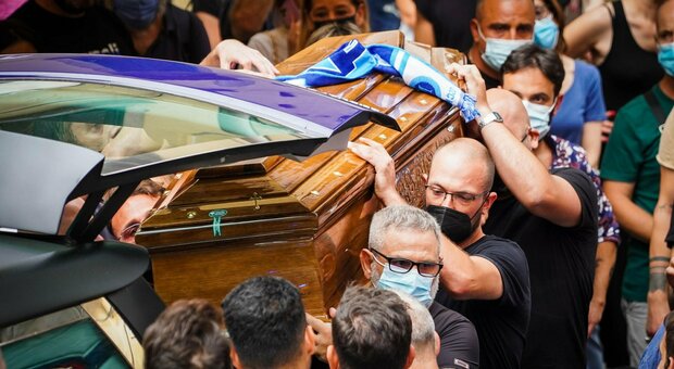 Incidente minibus a Capri, lacrime e striscioni a Napoli per i funerali dell'autista