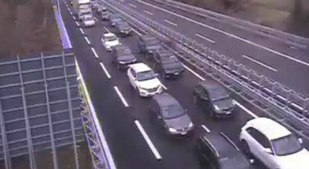 Incidente sull'A1 tra Colleferro e Ferentino: tre veicoli coinvolti, ci sono feriti. Lunghe code