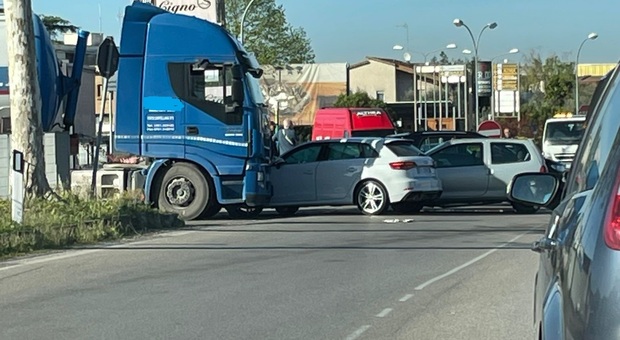 Civita Castellana, scontro tra un camion e due auto