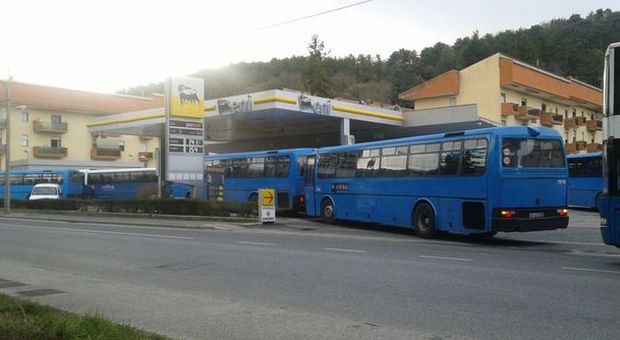 La coda di bus Cotral al distributore sulla Salaria per L'Aquila