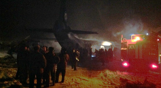 Russia, aereo si schianta su base militare nove morti