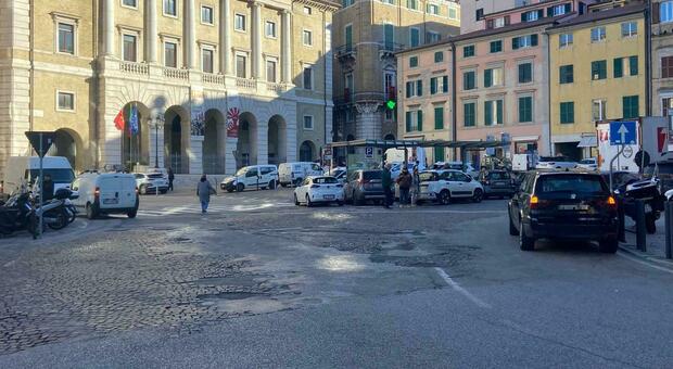 Stangata sui furbetti: 107 multe ogni giorno ad Ancona ma la sosta è selvaggia