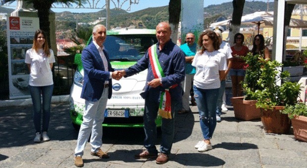 L'ad di Nissan Mattucci consegna Evalia elettrica al sindaco di Ponza