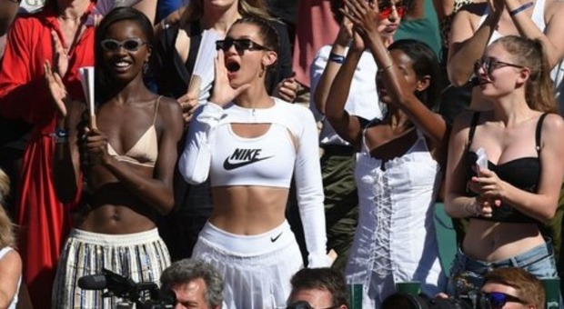 Bella Hadid seminuda sulle tribune del Roland Garros