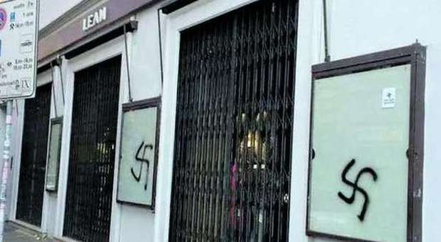 Roma, scritte antisemite sui muri dei negozi degli ebrei. Pacifici: "Stesse scene viste nel 1933"
