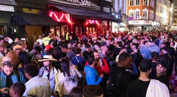 Londra, pub e bar presi d'assalto dopo la riapertura: niente mascherine né distanziamento