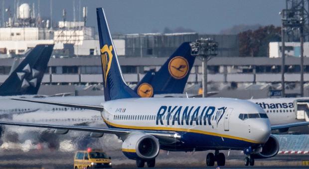 Ryanair, 702 voli cancellati in Italia fino a ottobre. Delrio: "Niente sconti". Quel bonus da 12mila euro ai piloti