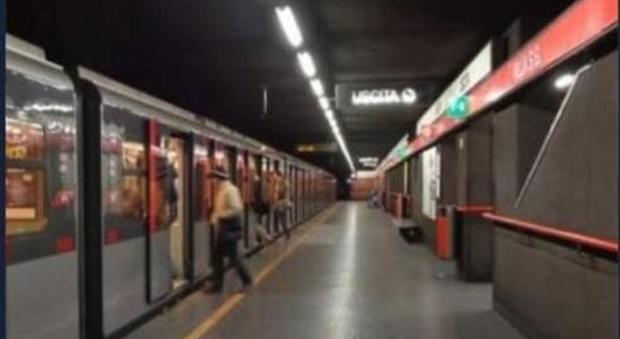 La foto postata su Fb dai Cinquestelle con la fermata di una metro di Milano