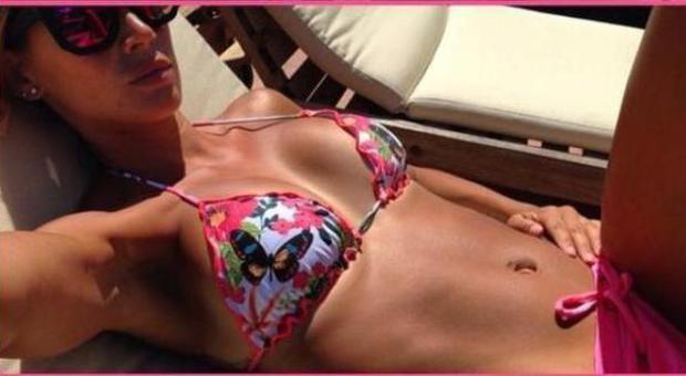 Melissa Satta, forma perfetta in bikini: l'ex velina ha cancellato gli ultimi chili di troppo