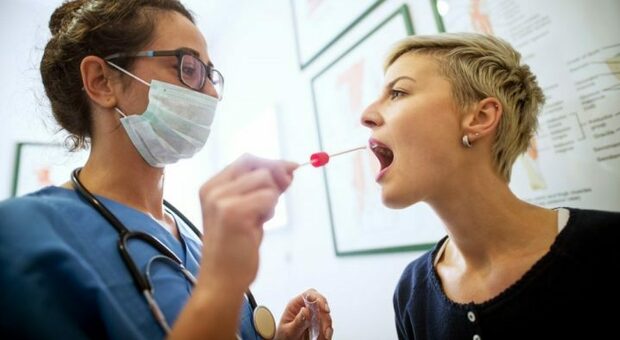 Covid, tamponi anti-virus con la saliva: l'ospedale Cotugno verso il via libera