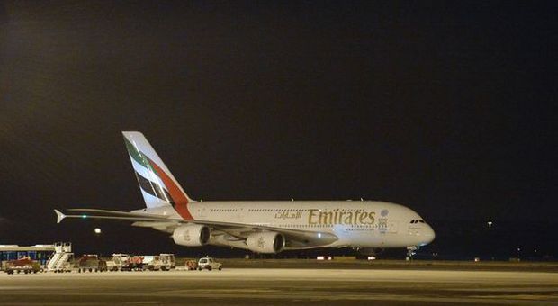 Milano, ecco l'aereo più grande del mondo: atterrato a Malpensa l'A380 di Emirates