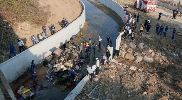 Tir carico di migranti, stipati illegalmente, si ribalta: 19 morti, molti bambini