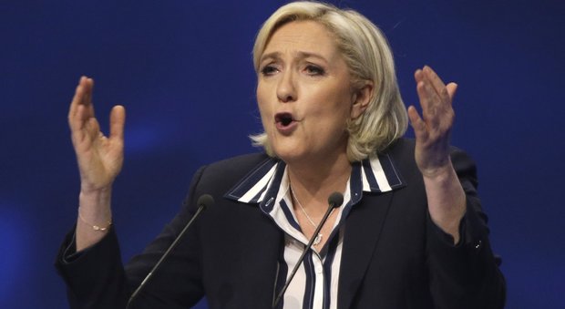 Francia, Marine Le Pen in Bretagna accolta da lancio di uova. Macron la denuncia per voci su conto alle Bahamas