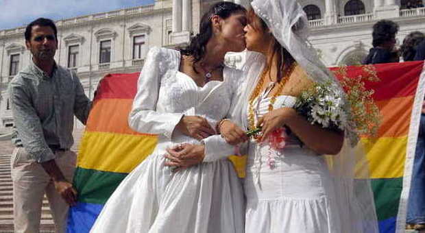 Due donne si baciano in Portogallo (archivio)