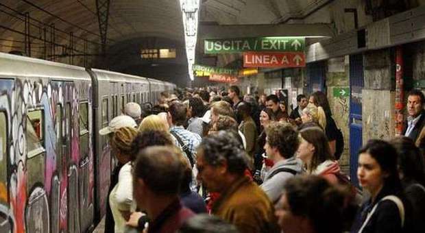 Roma, metro B si blocca a Termini: passeggeri tentano di aggredire macchinista