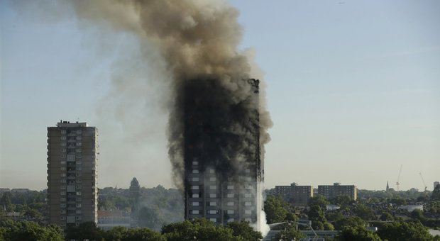 Strage Grenfell, fatale l'indicazione di restare in casa: pompieri inglesi sotto accusa