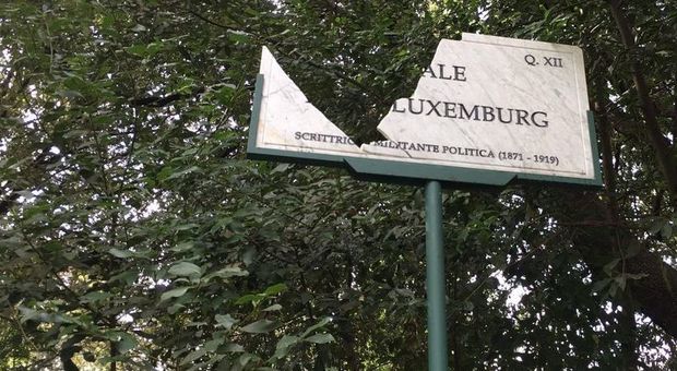 Villa Pamphili, lo sfregio alle donne: vandalizzate targhe Rosa Luxemburg e Vittoria Nenni