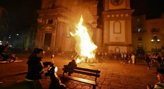 Cippo di Sant'Antonio a Napoli, interviene la polizia: sassi contro gli agenti, 16enne denunciato