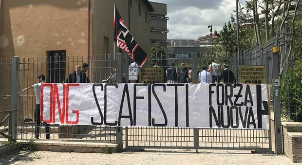Roma, migranti, blitz di Forza Nuova nella sede Oim: appeso striscione con scritta «Ong scafisti»