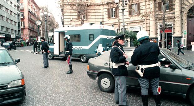 Napoli: ruba una Vespa e fa uno scippo, bloccato dalla polizia al Vomero