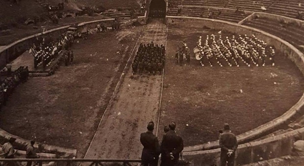 La parata militare nell'Anfiteatro degli Scavi di Pompei diventa virale