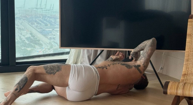 Victoria Beckham pubblica su Instagram la foto di David in mutande e lo prende in giro: boom di commenti dei fan