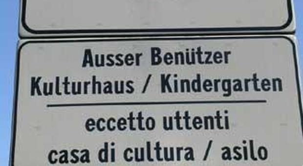 Cartelli in italiano a rischio, l'appello che gela Bolzano: «La provincia li vuole abolire»