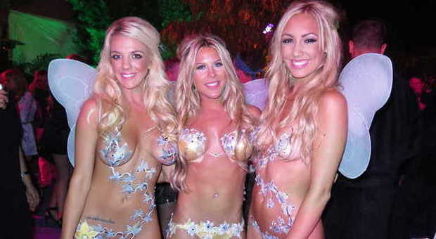 Party di Playboy, a Beverly Hills le conigliette fanno festa