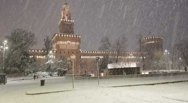 Milano si risveglia sotto la neve: scattato il piano di emergenza: le foto