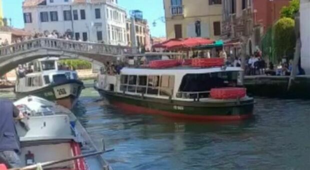 Venezia, scontro tra due battelli: ferita una ragazza dalle schegge del finestrino