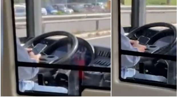 Roma, autista Atac guida il bus senza mani per chattare al cellulare: il video lo incastra e l'azienda lo sospende