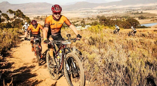 Cape Epice, in bici sulle strade più dure del mondo: l'impresa di due perugini