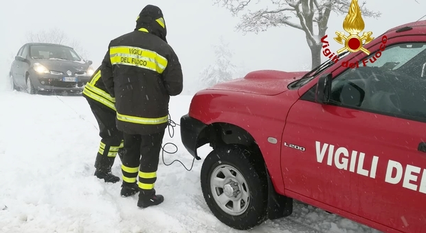 Automobilista bloccato dalla neve Auto recuperata grazie al verricello