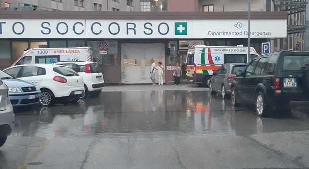 Allagato il piazzale del pronto soccorso dell'ospedale di Torrette: tanti disagi