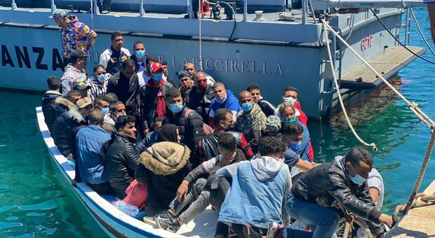 Traffico di esseri umani, presi due scafisti a Napoli: cercavano documenti falsi