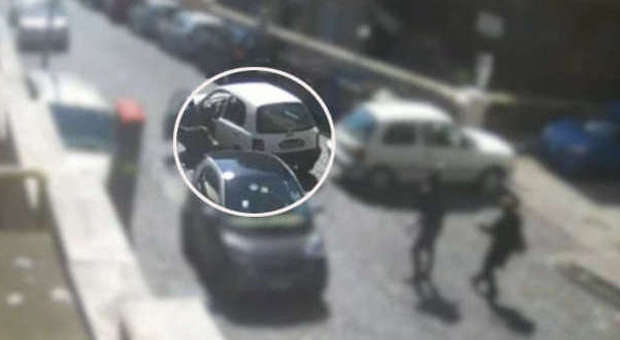Napoli, preso rapinatore seriale di donne Vittima trascinata si appende all'auto
