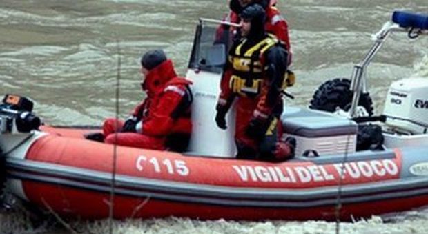 Maltempo nel Viterbese, fiume straripa e travolge un'auto: uomo salvato dai vigili del fuoco