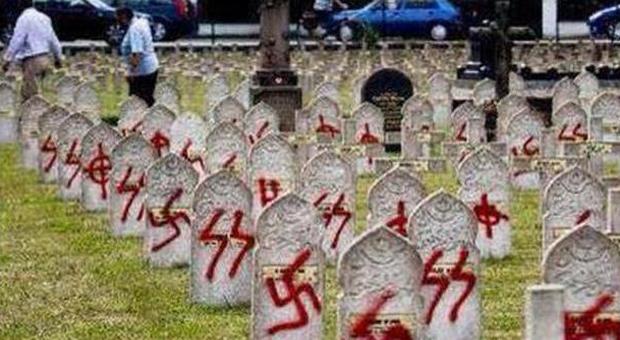 Francia, tombe profanate al cimitero ebraico: fermati 5 minorenni