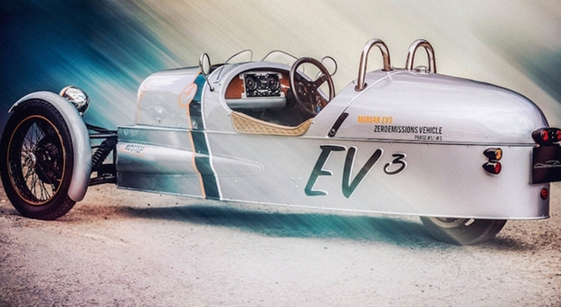 L'EV3, mostrato a sorpresa allo scorso Goodwood Festival of Speed, monta al posteriore un motore elettrico da 102 Cv e pesa, batterie comprese, solo 25 kg in più della versione a benzina da cui deriva. Con 475 kg totali sulla bilancia accelera da 0 a 100