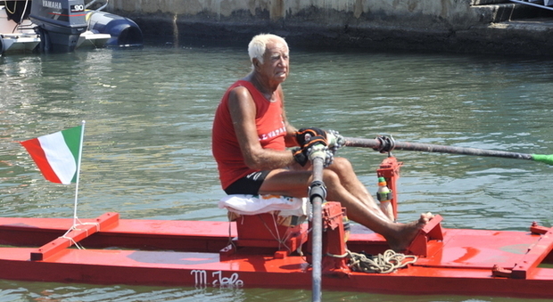 Torvaianica, Pio Schiano, il baywatcher più longevo d'Italia: a 97 anni la nuova traversata in pattino